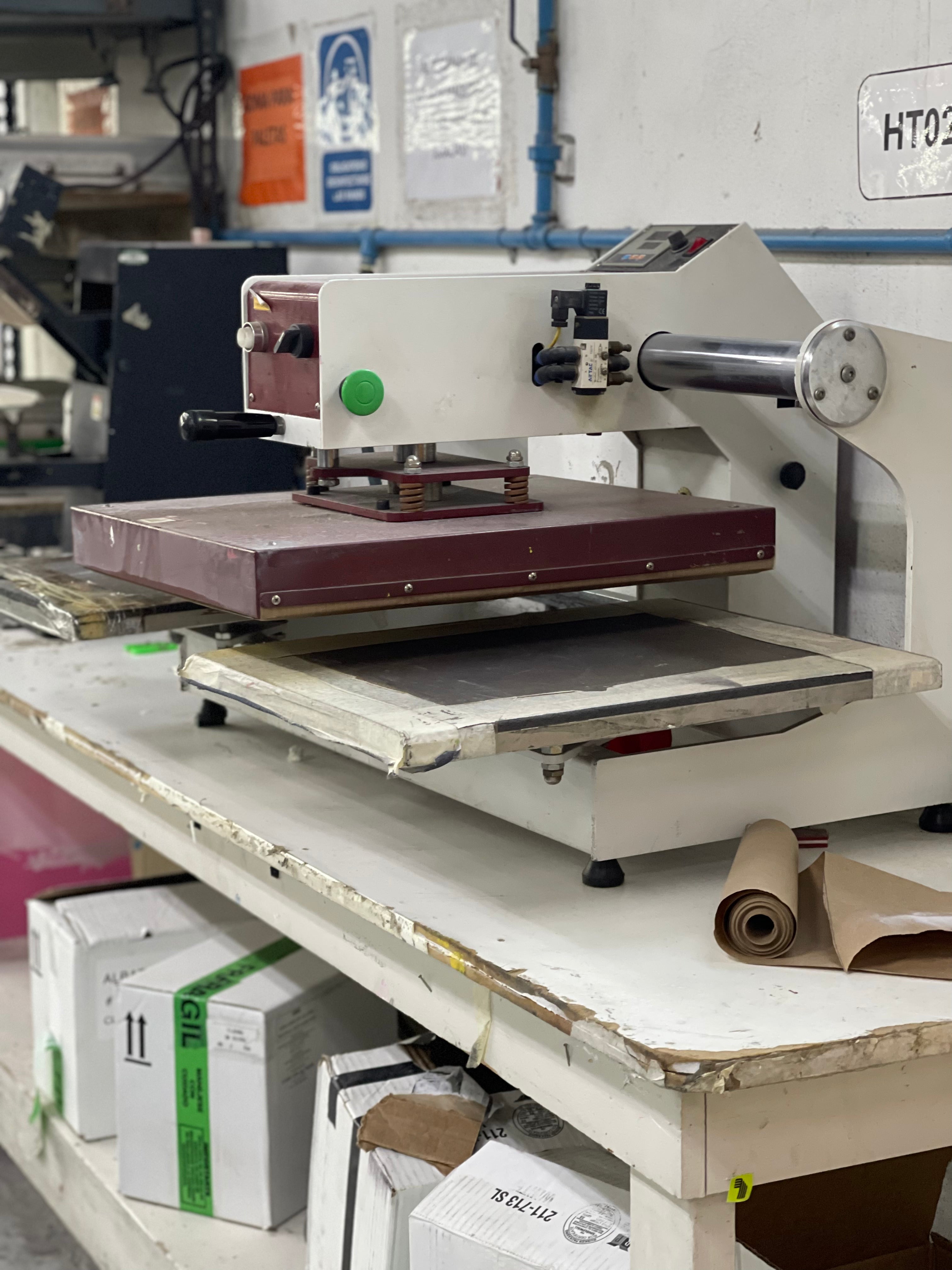 Heat transfer machine for pressing heating up designs on tshirts